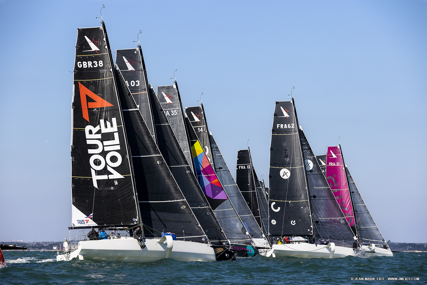 Bateaux Tour Voile alignés les uns derrières les autres en mer